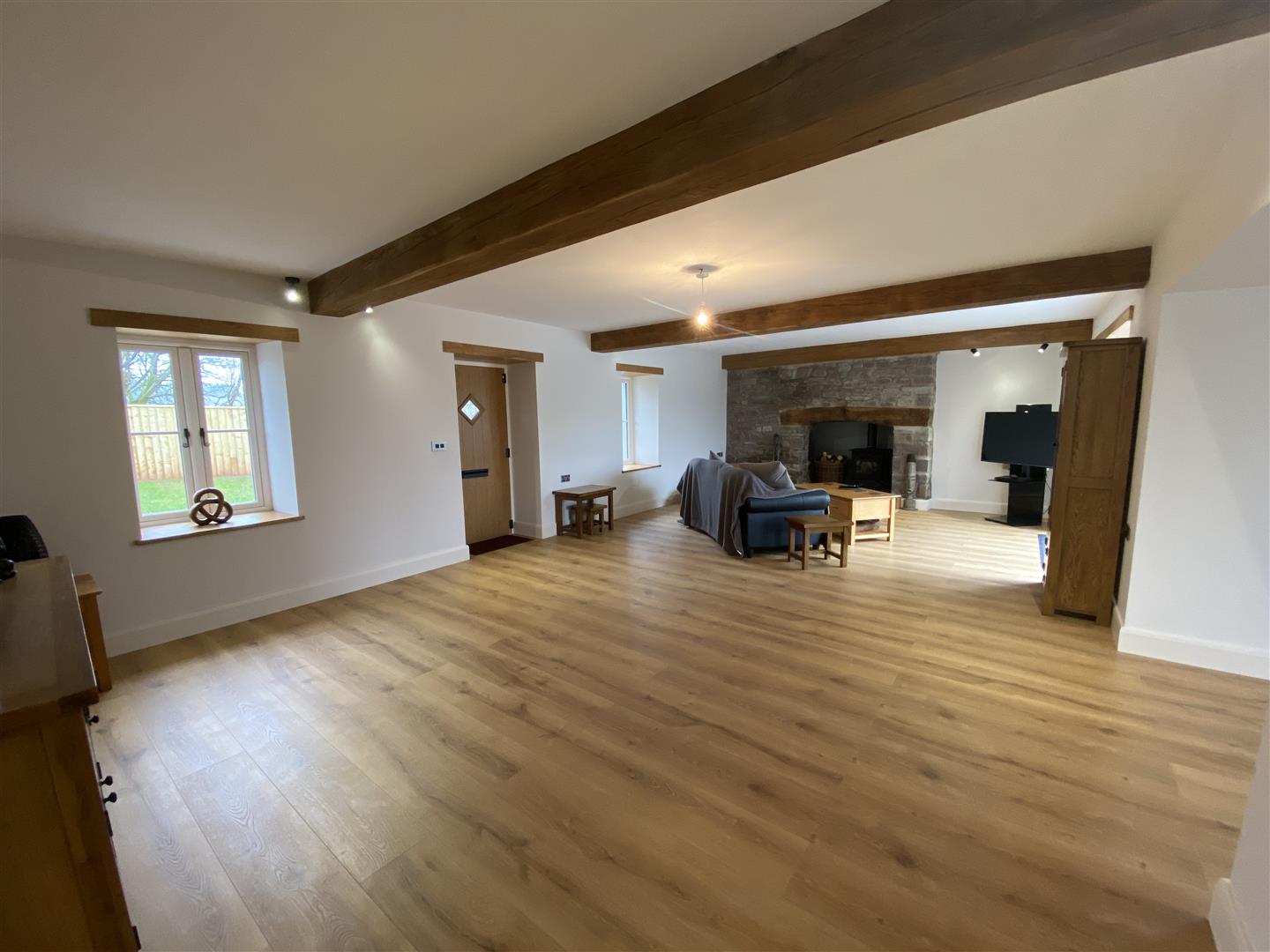 LOUNGE/DINING ROOM